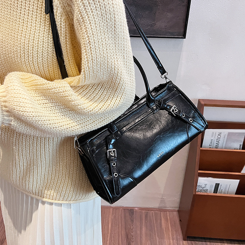 A simple and retro motorcycle bag for women, 2024 new high-end textured tote bag, single-shoulder, crossbody and hand-carry large-capacity bag full figure