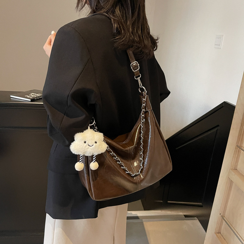 High-end women's 2024 new single-shoulder bag, large-capacity tote bag, commuting fashion crossbody bag, bucket bag Application Scenario