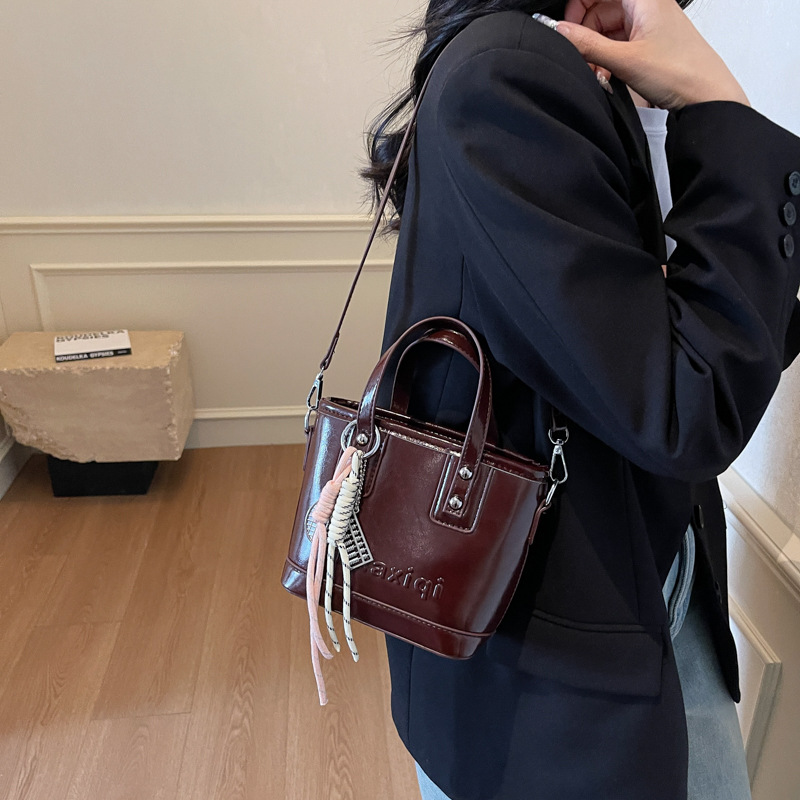 Korean style trendy and high-end hand-held bucket bag 2025 new fashion casual single-shoulder bag simple and versatile crossbody bag Application Scenario