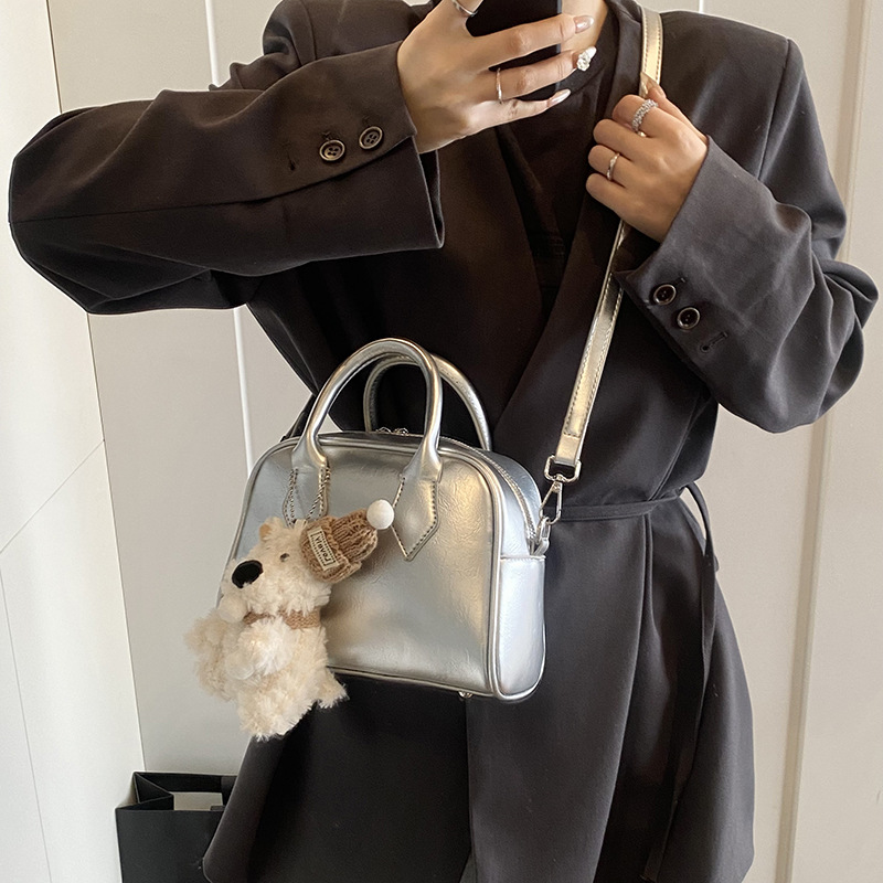 Soft leather fashionable hand-held bowling bag for women 2025 new style casual and versatile crossbody bag for work and commuting pillow bag Application Scenario