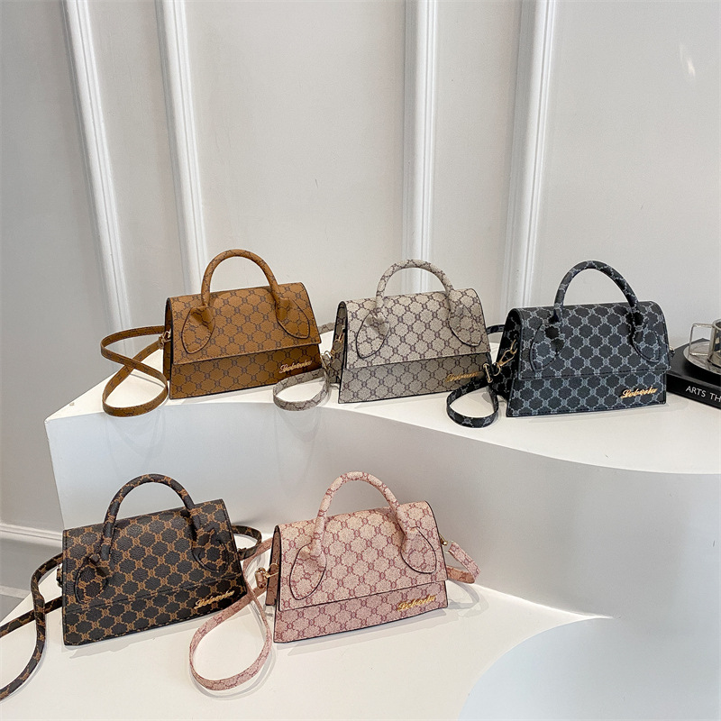 The new 2025 retro, simple and fashionable, casual and casual commuting hand-held, crossbody and small square women's bag has been launched Application Scenario