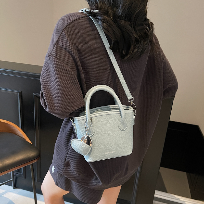 A high-end and stylish hand-held bucket bag with lychee pattern for women, a new 2025 trendy and versatile crossbody bag, a super popular single-shoulder bag Specification drawing
