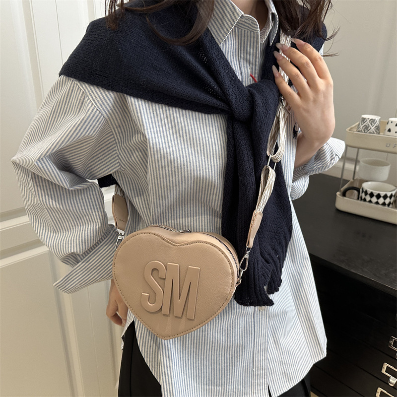 The new Spring/Summer 2025 fashion and stylish heart-shaped bag, simple and trendy single-shoulder bag, casual, sweet and individual crossbody bag for women Specification drawing