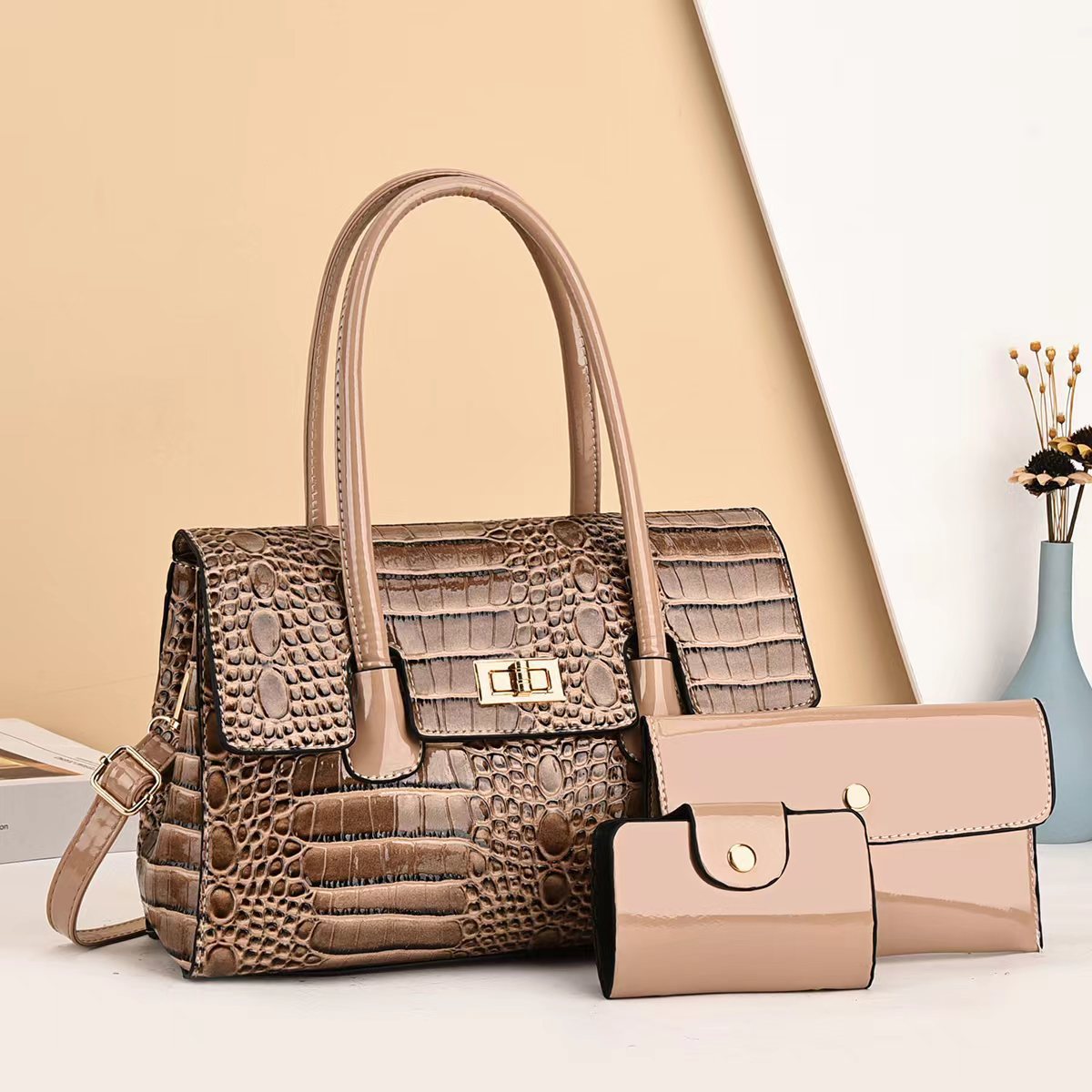 A new, fashionable, cross-border, trendy and versatile crossbody bag with crocodile pattern, a large capacity single-shoulder bag for women details Picture