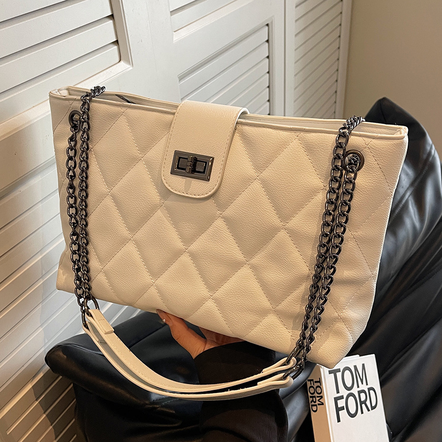 High-end soft diamond-shaped chain bag, large-capacity tote bag, 2024 new style, trendy and versatile single-shoulder armpit bag full figure