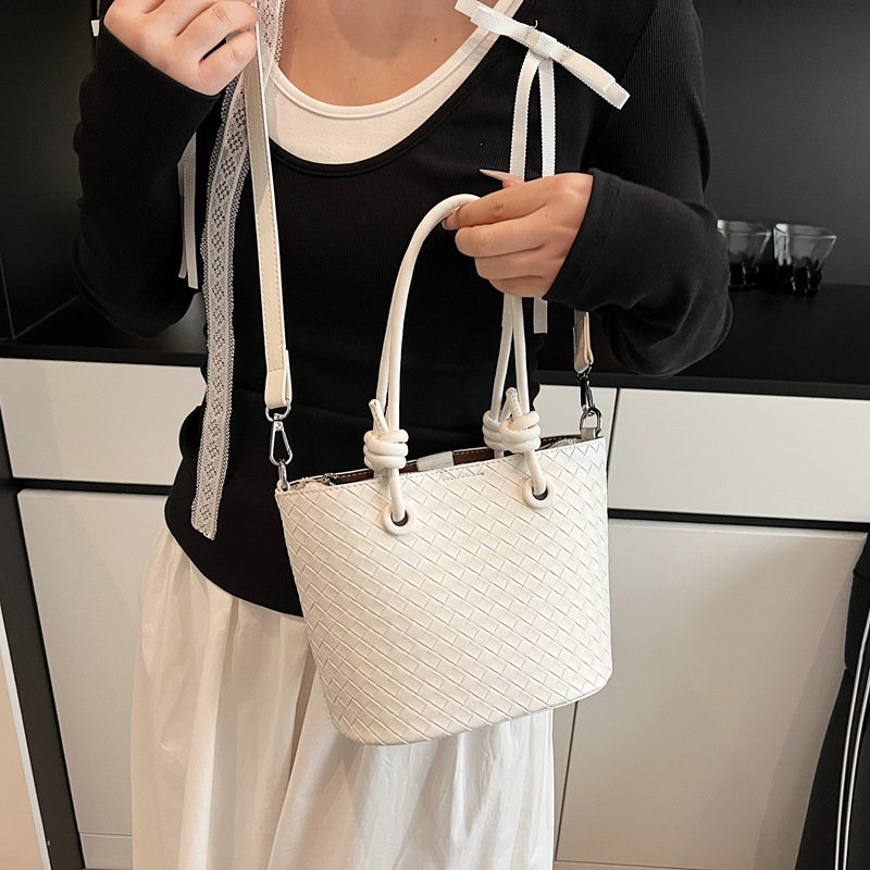 Cross-border niche woven hand-held bucket bag for women 2025 new style, fashionable and versatile crossbody bag, casual single-shoulder mother-and-child bag details Picture