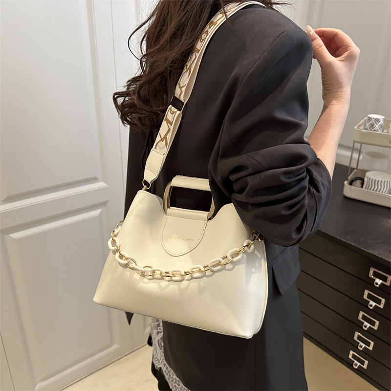 New summer 2025 fashionable women's bag, single-shoulder simple commuter bag, chain-decorated handbag, high-quality crossbody bag details Picture