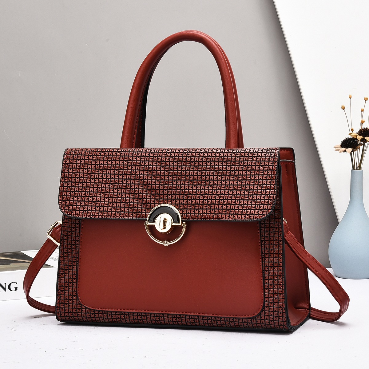 Textured lock buckle casual bag 2025 new style retro style commuting handbag, single-shoulder crossbody women's bag hand Application Scenario