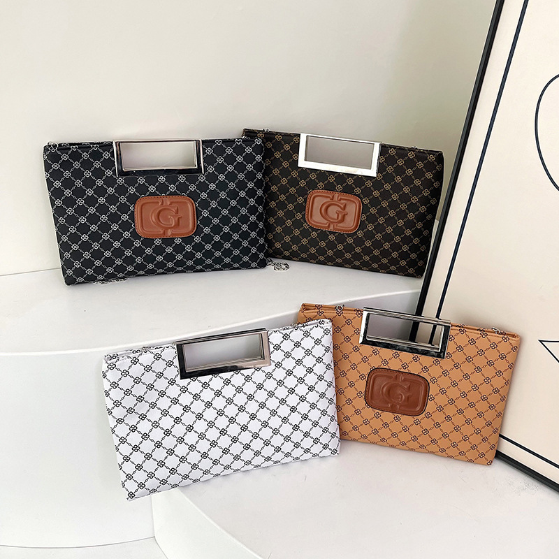 A new cross-border retro fashion trend, high-end quality and elegant single-shoulder hand-carry underarm bag, versatile commuting crossbody bag Application Scenario