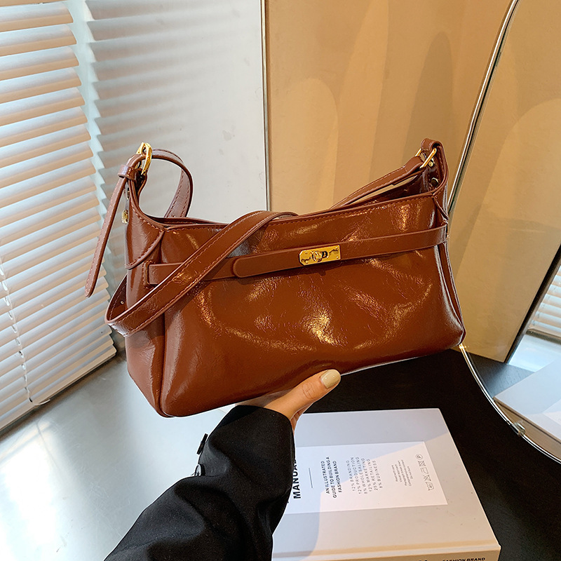 High-end retro oil wax leather small bag for women, 2024 new style casual and versatile crossbody bag, fashionable single-shoulder underarm bag details Picture