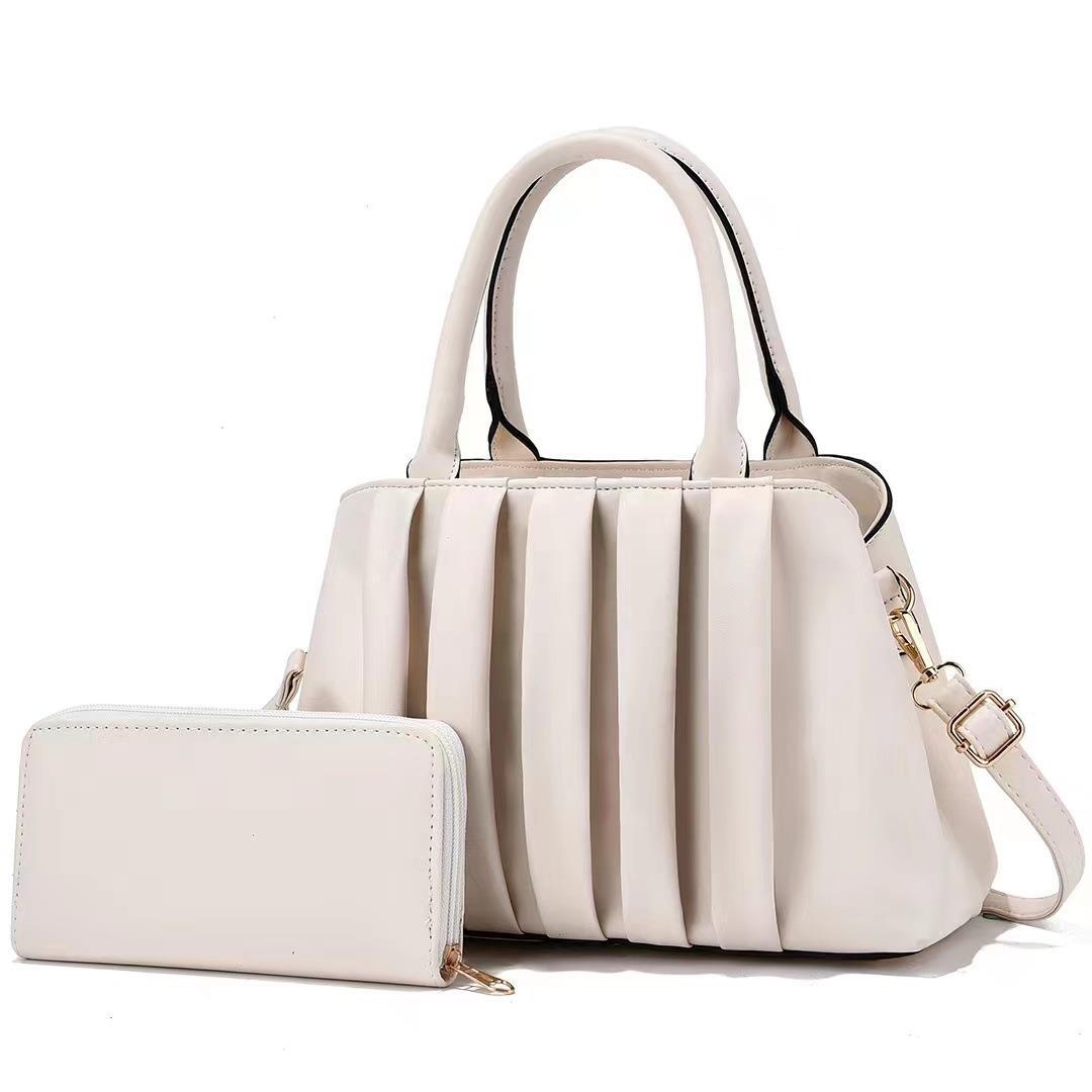 This year, a new high-end two-piece set of single-shoulder crossbody bag with cloud pleats is in vogue Application Scenario