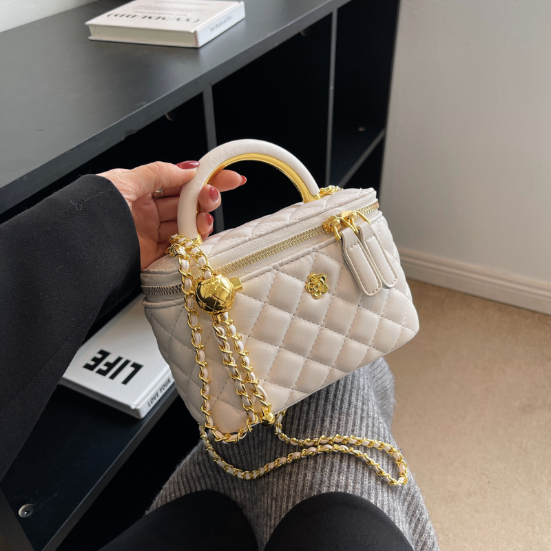 ins chain fashion small bag for women 2024 New style diamond-shaped versatile and trendy crossbody box shoulder bag full figure