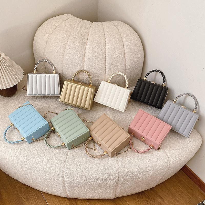 Fashionable wavy solid color mirror horizontal women's hand-held small bag, Spring 2025 new single-shoulder crossbody bag Application Scenario