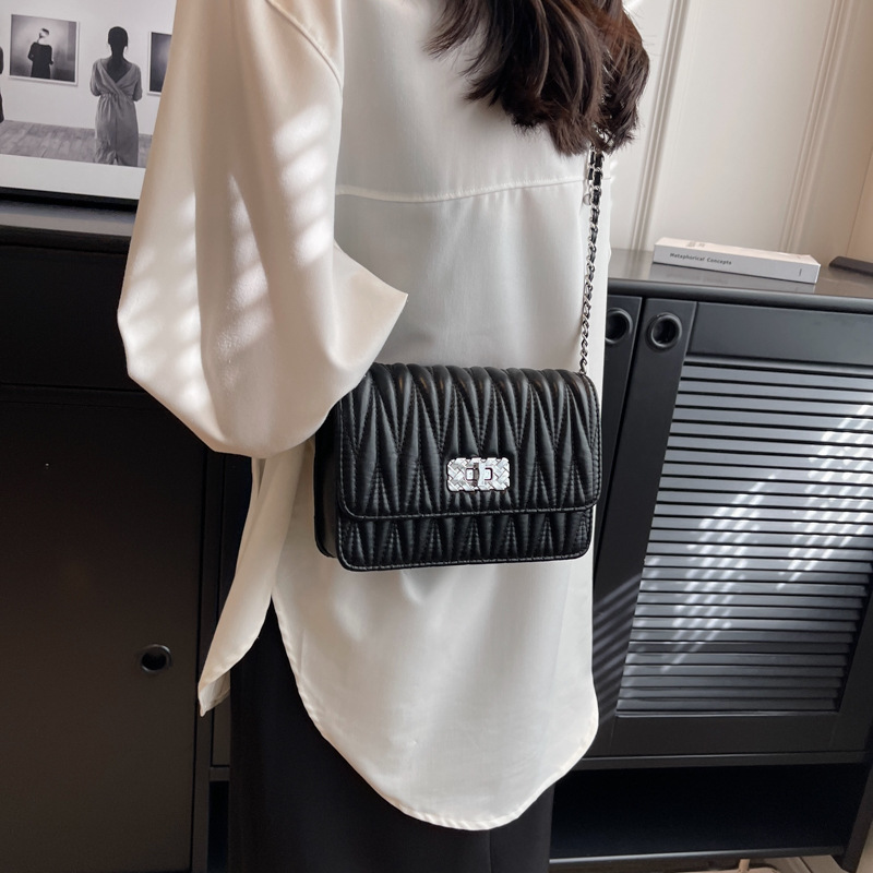 High-end diamond-shaped chain bag for women, 2024 new trendy and fashionable small chanel-style square bag, versatile crossbody bag Application Scenario