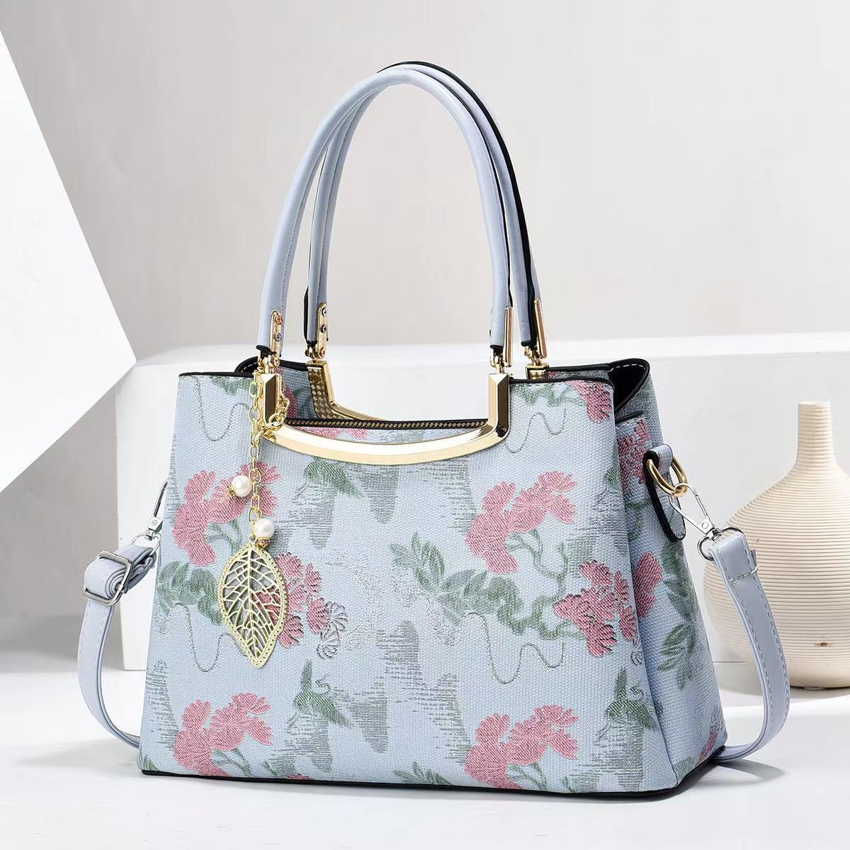 Embroidered new Chinese-style large-capacity handbag for women and mothers, elegant and high-end crossbody bag for women Application Scenario
