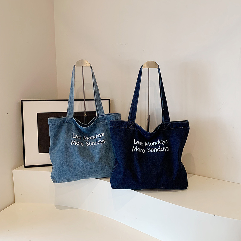 Early autumn commuting Tote bag for women 2024 New style, artistic and casual, large-capacity canvas bag, high-end shoulder bag Application Scenario