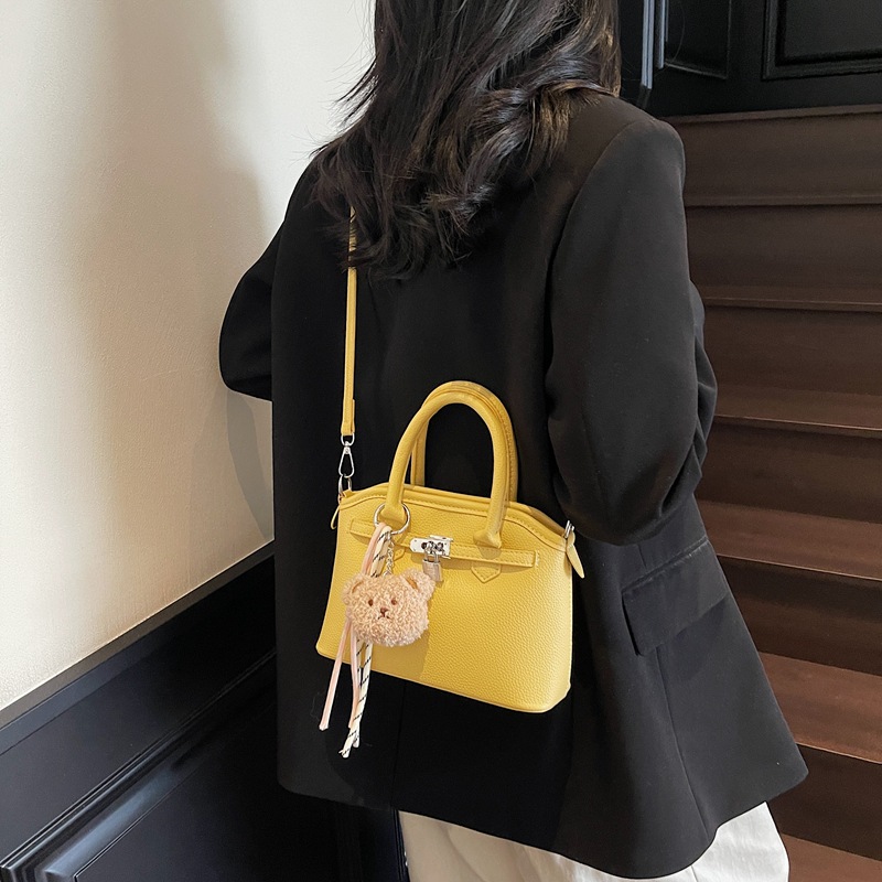 A high-end and stylish Kelly bag for women in 2025, a trendy and versatile crossbody bag for commuting, and a simple single-shoulder bag Application Scenario