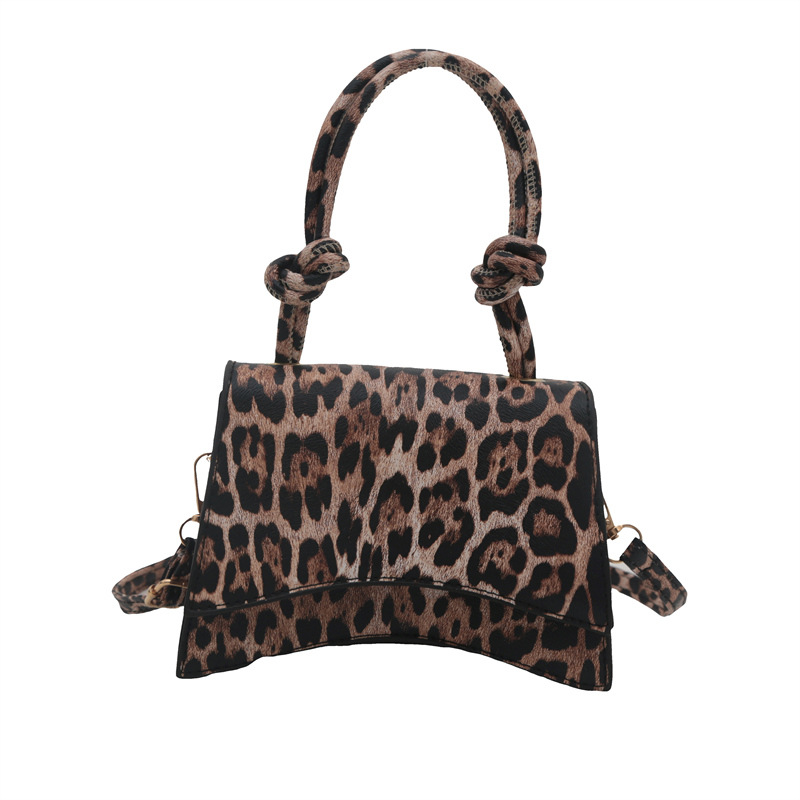 A niche design, casual, retro and fashionable crossbody bag, a new autumn 2024 commuter minimalist French single-shoulder small square bag Item Picture