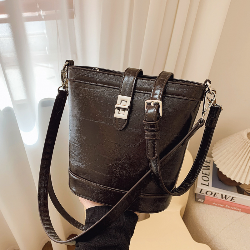 High-end bucket bag for women, 2025 new retro soft leather underarm bag, light luxury and niche design, single-shoulder crossbody bag full figure