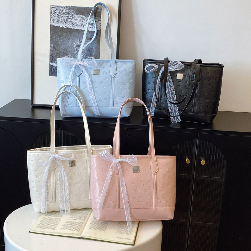 Cross-border new French sweet and simple large-capacity tote bag 2025 New style casual and cute embossed single-shoulder bag Application Scenario