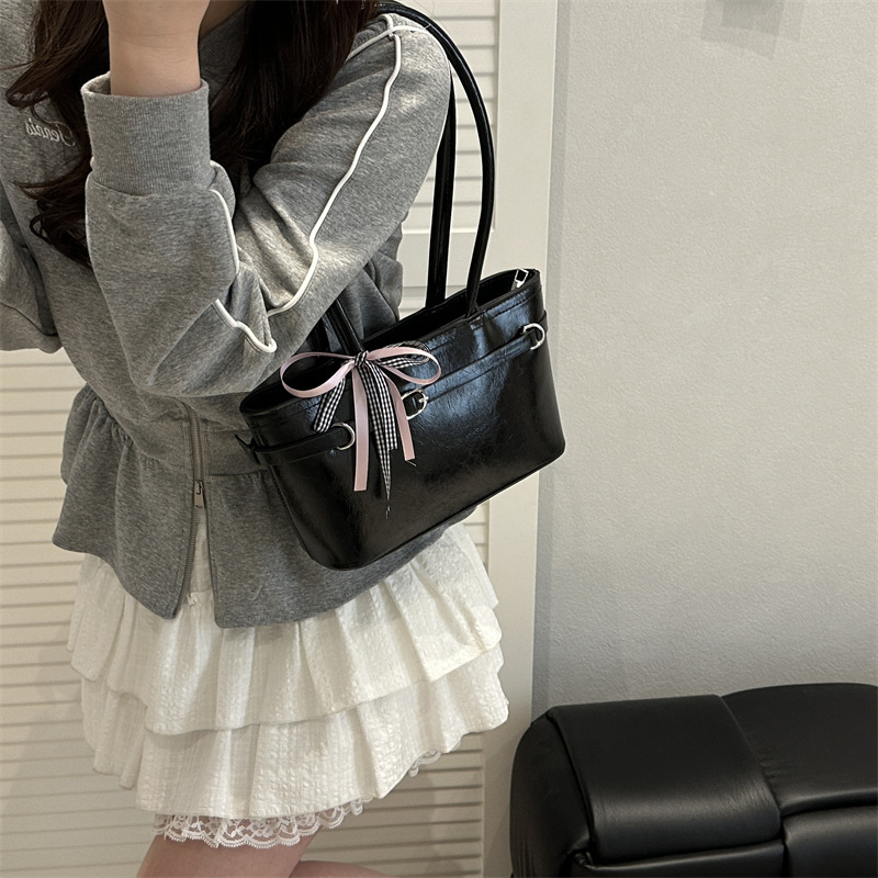 A niche design patent leather underarm bag for women in spring 2025, a fashionable large-capacity single-shoulder bag for daily commuting tote Specification drawing
