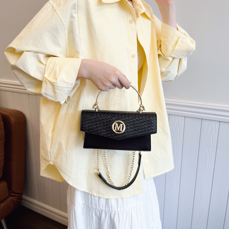 The new French fashion flip-top bag for Spring/Summer 2025 exudes a high-end feel. It is a small square bag with a contrasting color woven fabric that can be carried diagonally across the shoulder Specification drawing