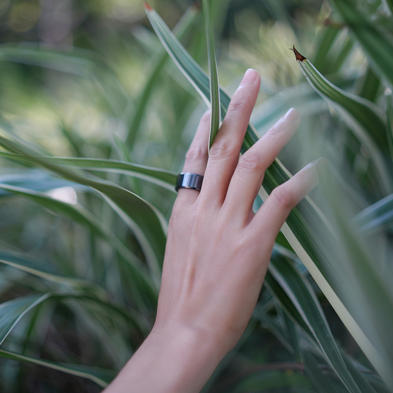 Smart ring, a best-selling product on Amazon, features black technology for heart rate, blood oxygen, sleep monitoring, and is waterproof and Bluetooth details Picture