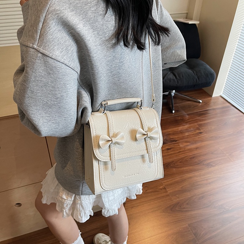 2025 New stylish small backpack, fashionable and versatile shoulder bag, Korean-style handbag, simple women's bag, stylish backpack Application Scenario