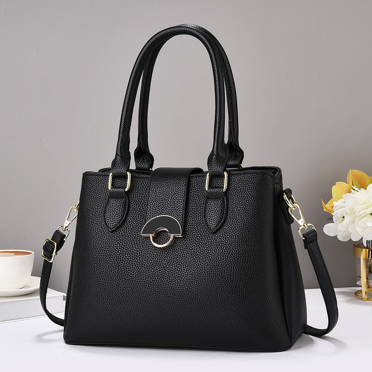 This is a new 2024 light luxury, large-capacity, simple and textured mom bag for women. It is a fashionable and elegant solid-color crossbody handbag full figure