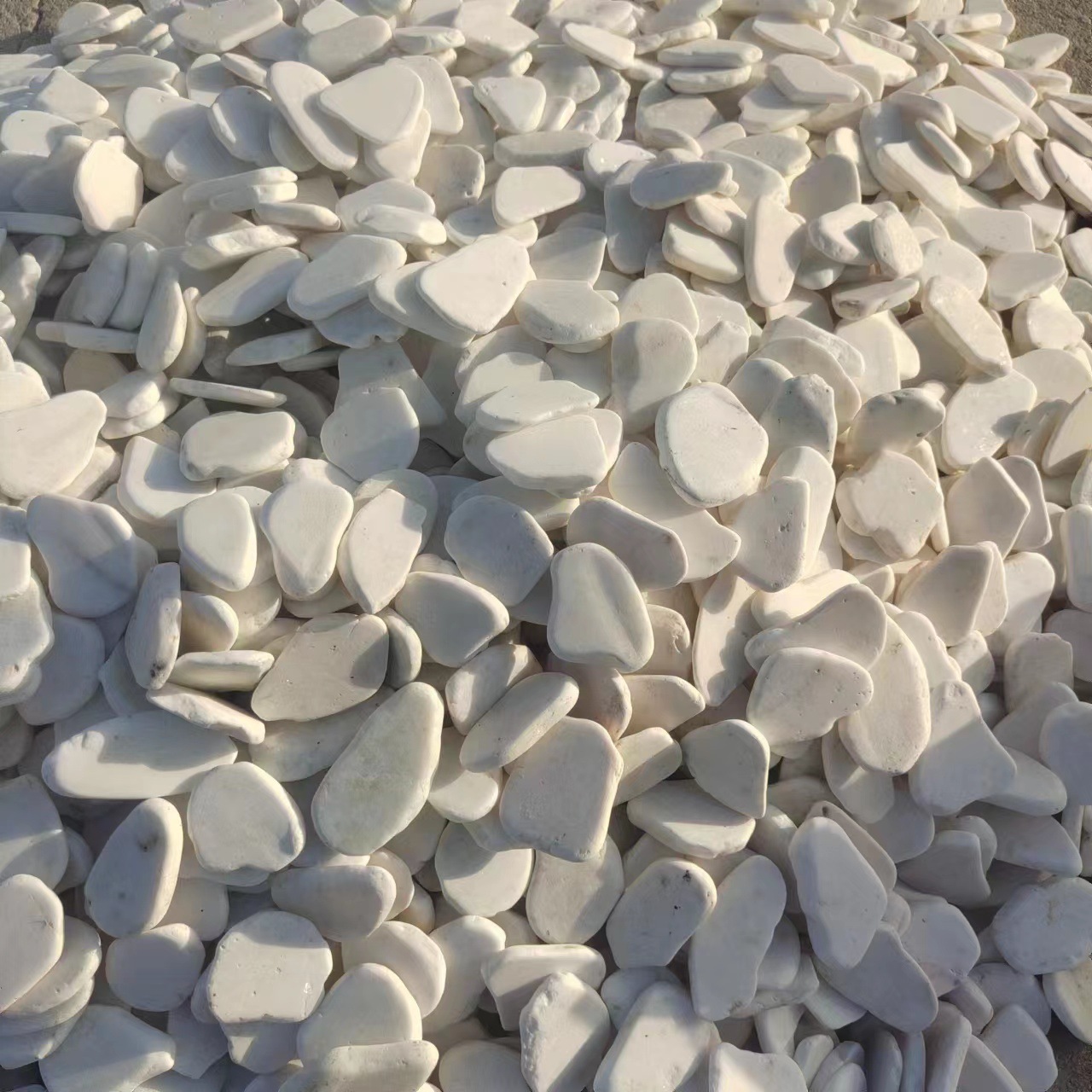 White painted stone wholesale manufacturer, children's DIY hand-painted stone, flake pebble, children's hand-painted stone Application Scenario