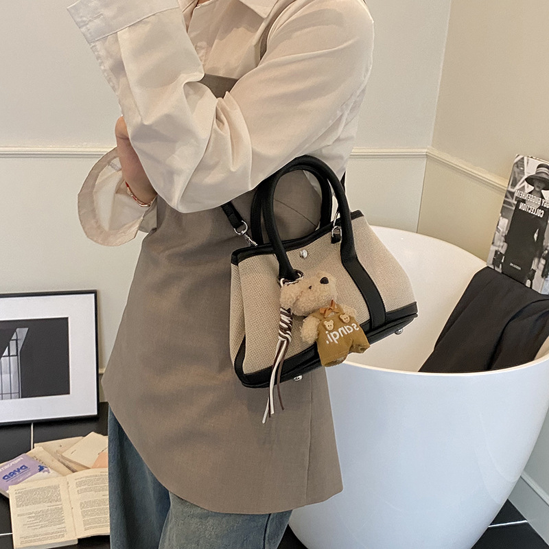 The 2025 new stylish color-blocking large-capacity hand-held bucket bag is a simple, casual and versatile commuter single-shoulder crossbody bag for women Application Scenario