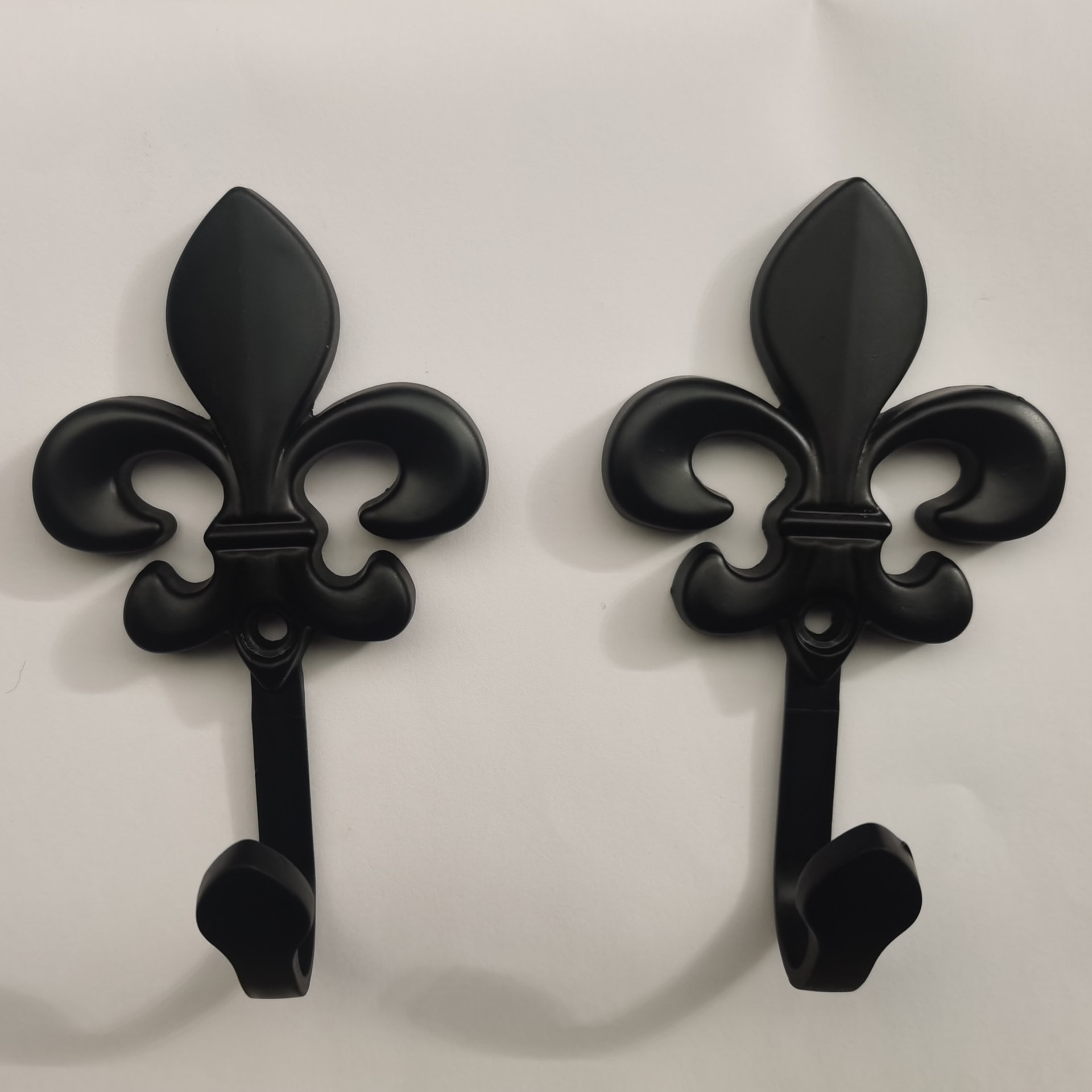 Manufacturer's European-style large plum blossom curtain small hooks, wall hooks, curtain hooks, alloy hooks, European-style curtain hooks Application Scenario