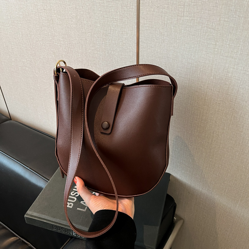 New versatile single-shoulder bag, high-end and simple crossbody bag, niche ins style single-shoulder bag, women's commuting bag full figure