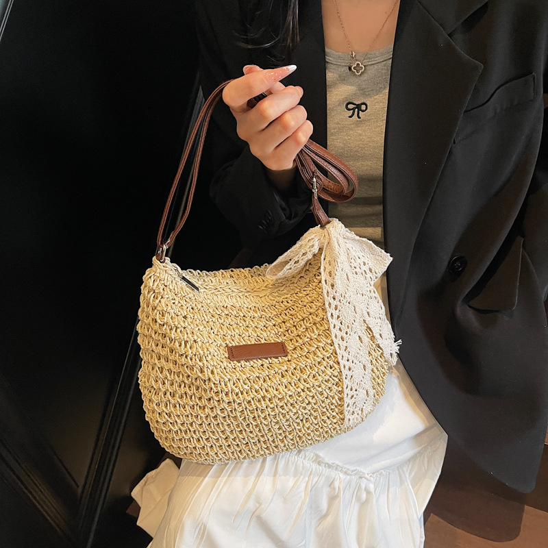 Woven straw crossbody bag for women, large capacity 2025 new summer versatile bucket bag, beach vacation bag Application Scenario