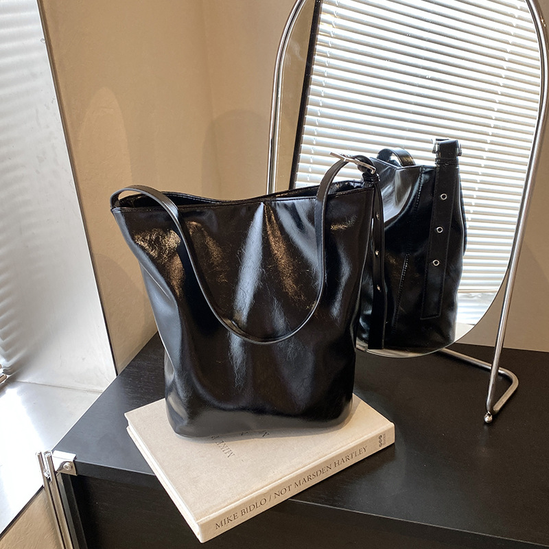 High-end oil-leather large-capacity bag for women 2024 new style, trendy and versatile commuting single-shoulder crossbody bag, fashionable tote bag Specification drawing
