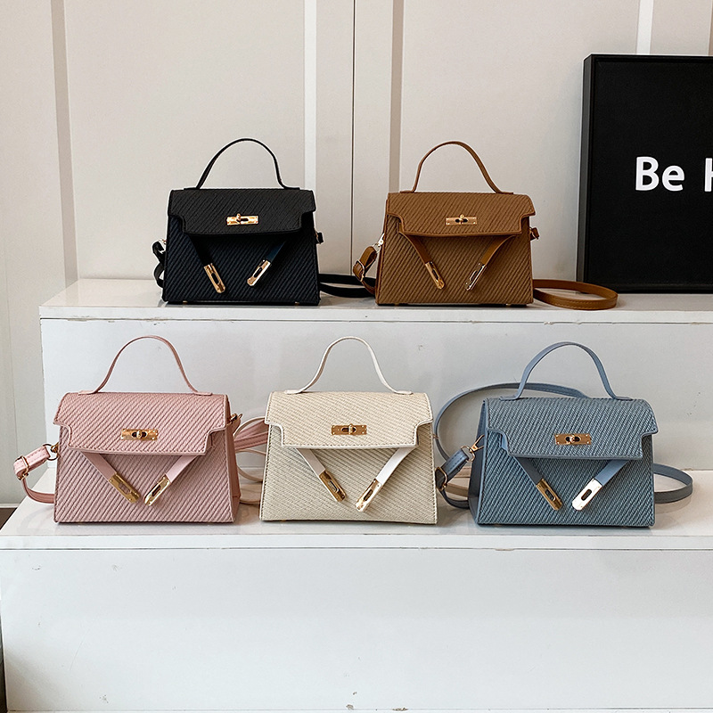 Bag Girl 2025 Spring/Summer New locking fashionable women's bags, trendy embossed women's single-shoulder bags, trendy crossbody bags Application Scenario
