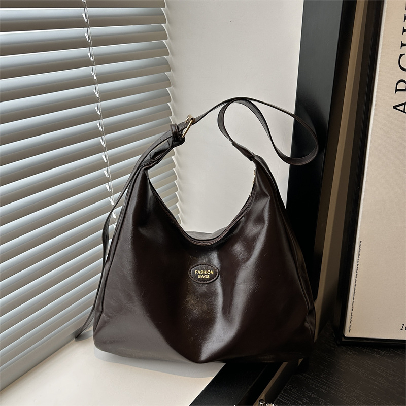 2025 Summer New Women's dumpling bag, high-end, simple and fashionable daily wear, casual tote bag, commuting bag full figure