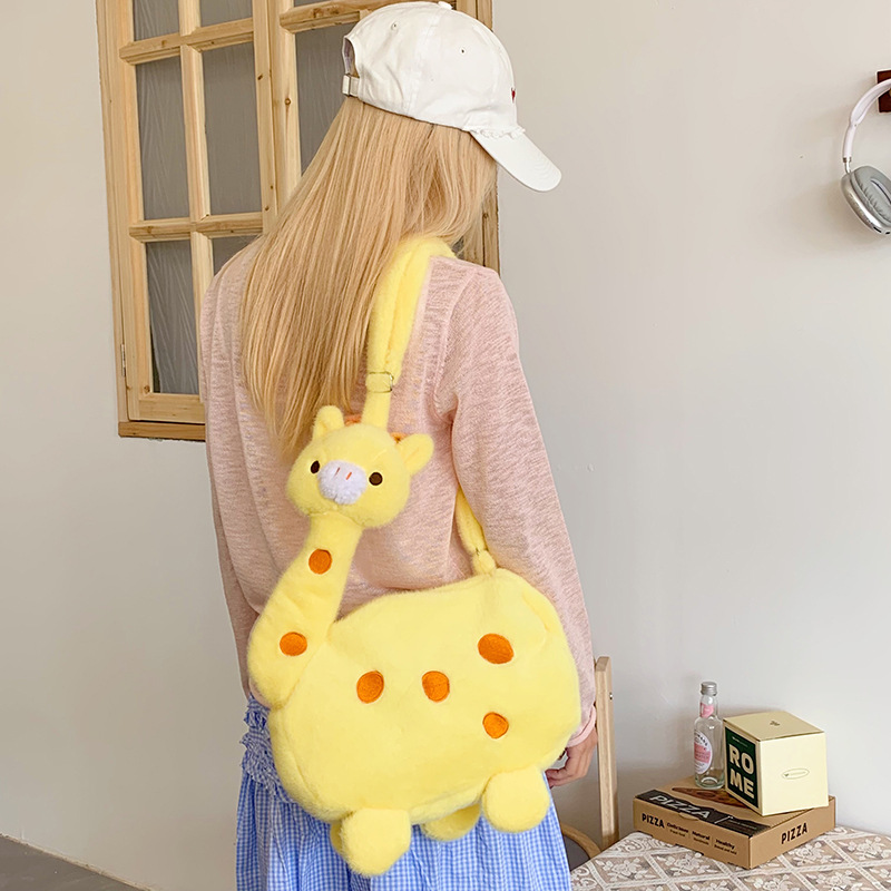 New cartoon crossbody deer plush backpack, plush toy single-shoulder bag, girlish birthday gift wholesale Application Scenario
