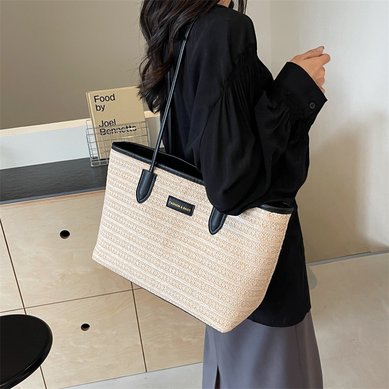 This year's popular tote bag is a high-capacity straw woven bag for women's commuting in 2024, which is fashionable, stylish and versatile Application Scenario