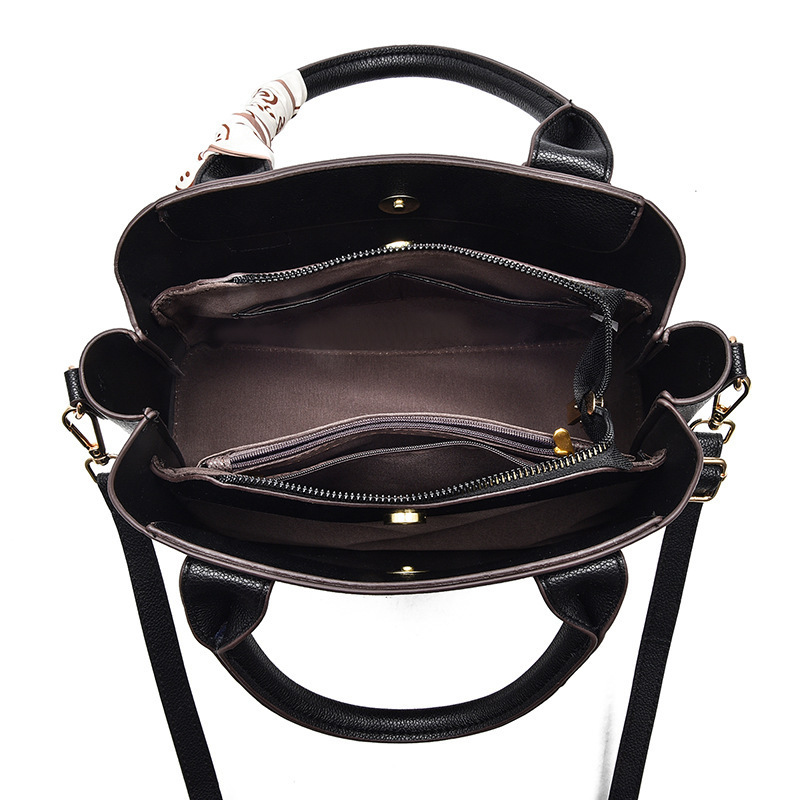 Fashionable handbag with large capacity for women, 2023 new style, trendy and elegant, middle-aged mom, lady, crossbody commuting women's bag delivery service Application Scenario