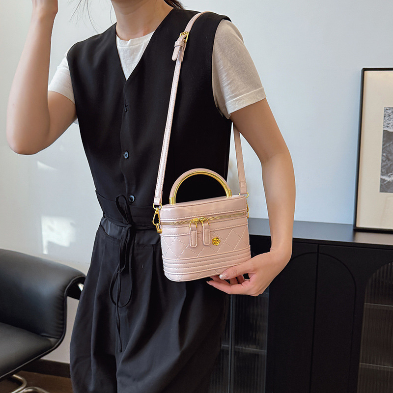 The diamond-shaped box small bag is a new, fashionable and niche quality crossbody bag for women in 2025. It is a popular and best-selling hand-held small square bag details Picture