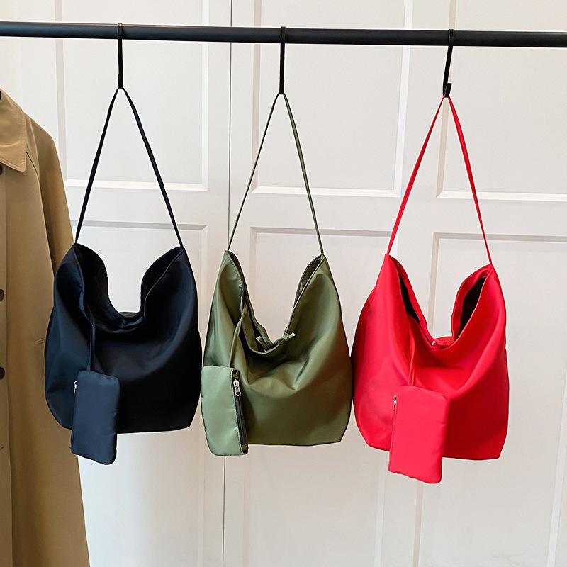 Korean-style simple nylon large-capacity fabric bag 2025 new laid-back style casual and versatile single-shoulder tote bag Application Scenario
