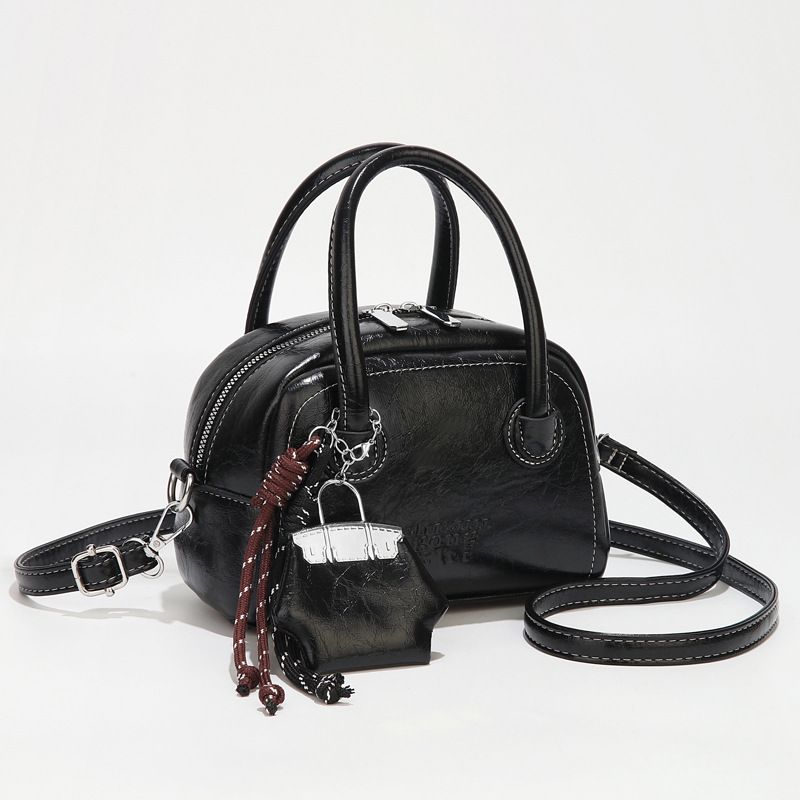 The 2025 new niche design, stylish small square bag, is simple and retro, with exquisite and trendy oil-leather single-shoulder crossbody bag Specification drawing