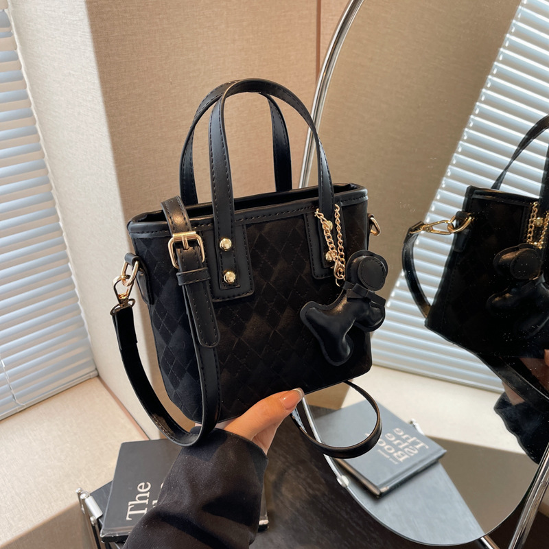 This year, the 2024 new versatile crossbody bag for ladies with a high-end and niche design is in fashion. It's a hand-held bucket bag Specification drawing