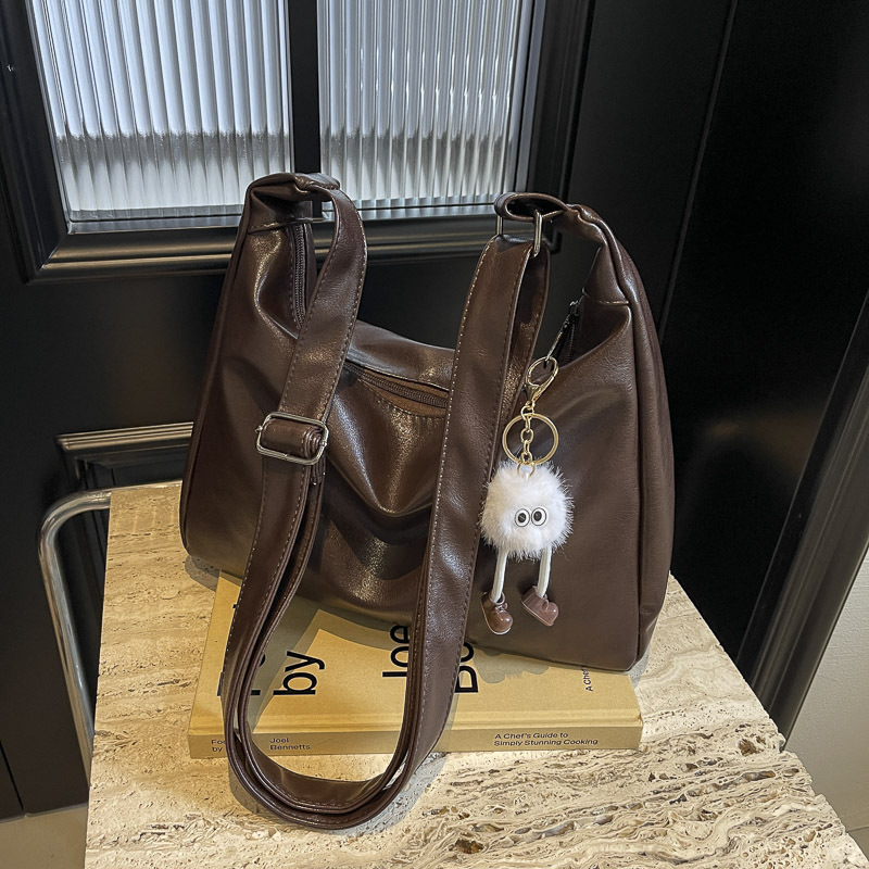 This high-end soft leather bag is a trendy and versatile casual crossbody bag for women in 2024. It features a niche design and a single-shoulder dumpling bag details Picture