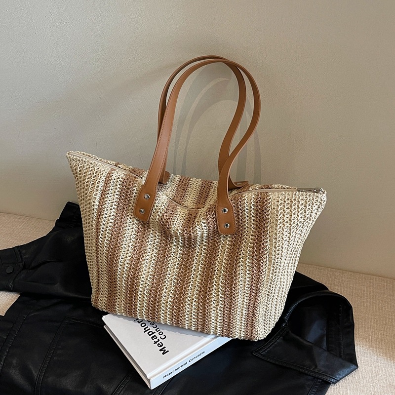 Large-capacity straw woven bag for women 2025 new trendy and fashionable woven single-shoulder tote bag, versatile hand-held beach bag Application Scenario