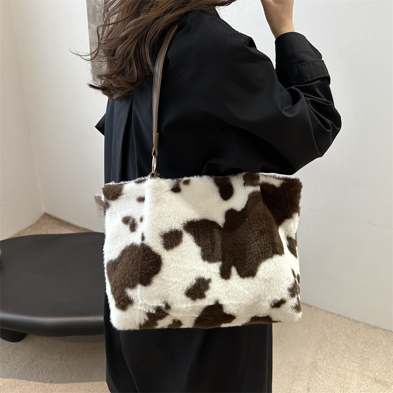 Autumn and Winter bags for women 2024 New style lamb fur bag, large capacity single-shoulder bucket bag, tote bag, plush handbag details Picture