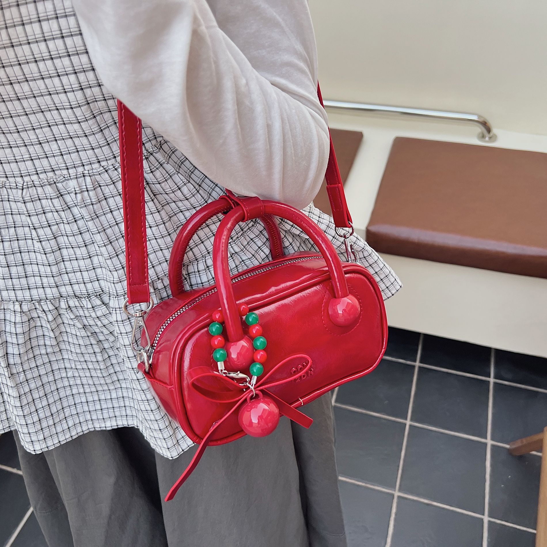 High-end, fashionable and versatile hand-held pillow bag for women 2025 new style, stylish, simple and casual, single-shoulder crossbody small square bag Application Scenario