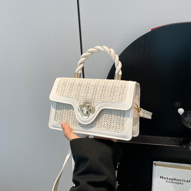 A simple and fashionable single-shoulder bag for women, a new spring 2025 fashion crossbody bag, a simple and casual retro small square bag for women full figure