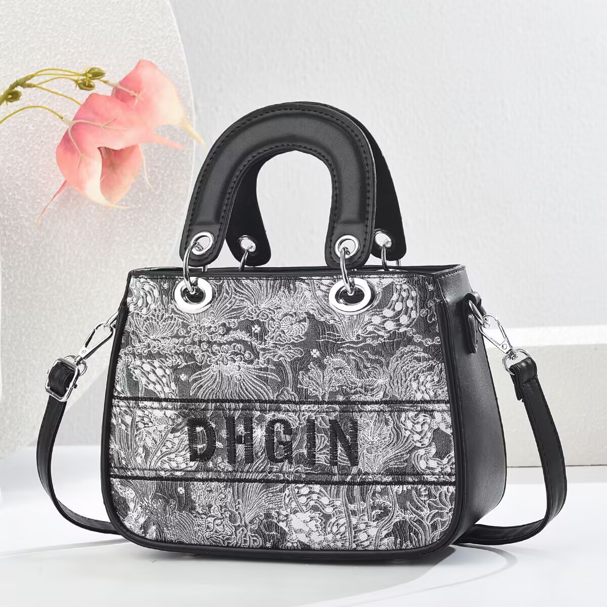 Embroidered bag, versatile women's bag, 2025 new style single-shoulder handbag, crossbody bag, women's traditional Chinese style fashionable mini small bag Application Scenario
